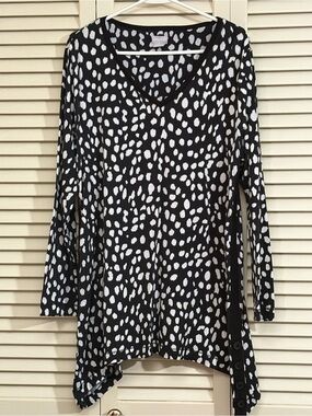 Chico’s Black & White Handkerchief Hem Tunic Top with Button Detail size 2